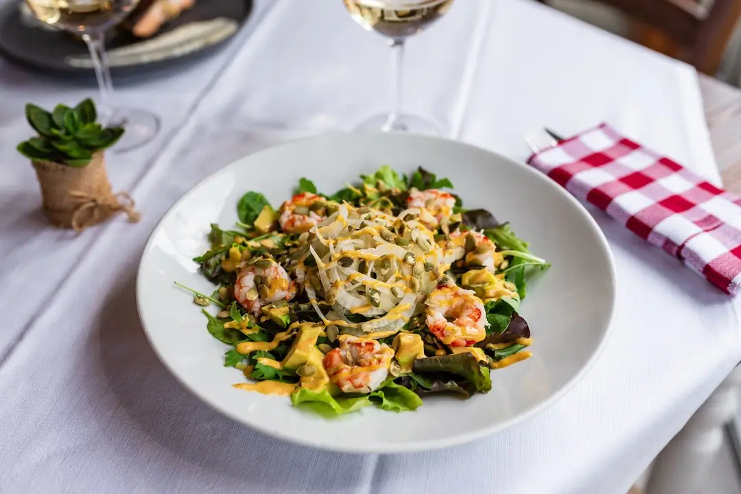 Piatto a base di insalata e gamberi al Ristorante Pizzeria Gustèo in centro a Jesolo