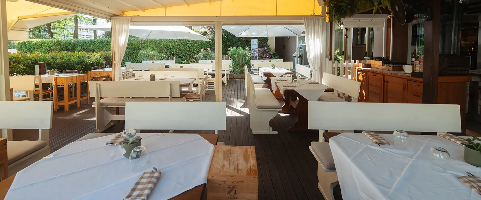 terrazza-esterna-con-verde-da-gusteo-ristorante
